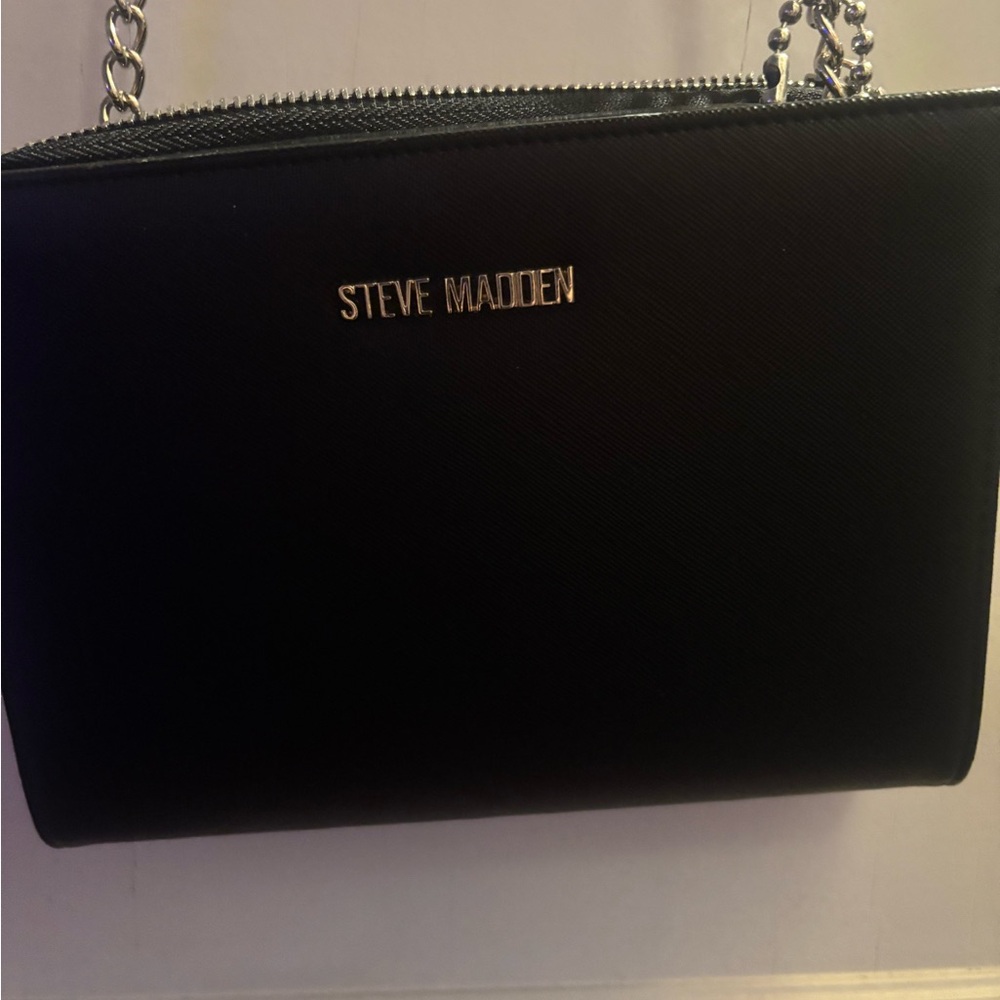 Steve Madden woman’s black purse with Chain Detail